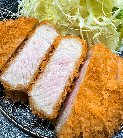 六白黒豚 上ロースとんかつの断面